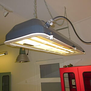 Volledig gerestaureerde bunkerlamp, industriële hanglamp met 5 jaar garantie. Verkrijgbaar in elke RAL kleur en met 3 DIMBARE led tl buizen in bv. warm wit.