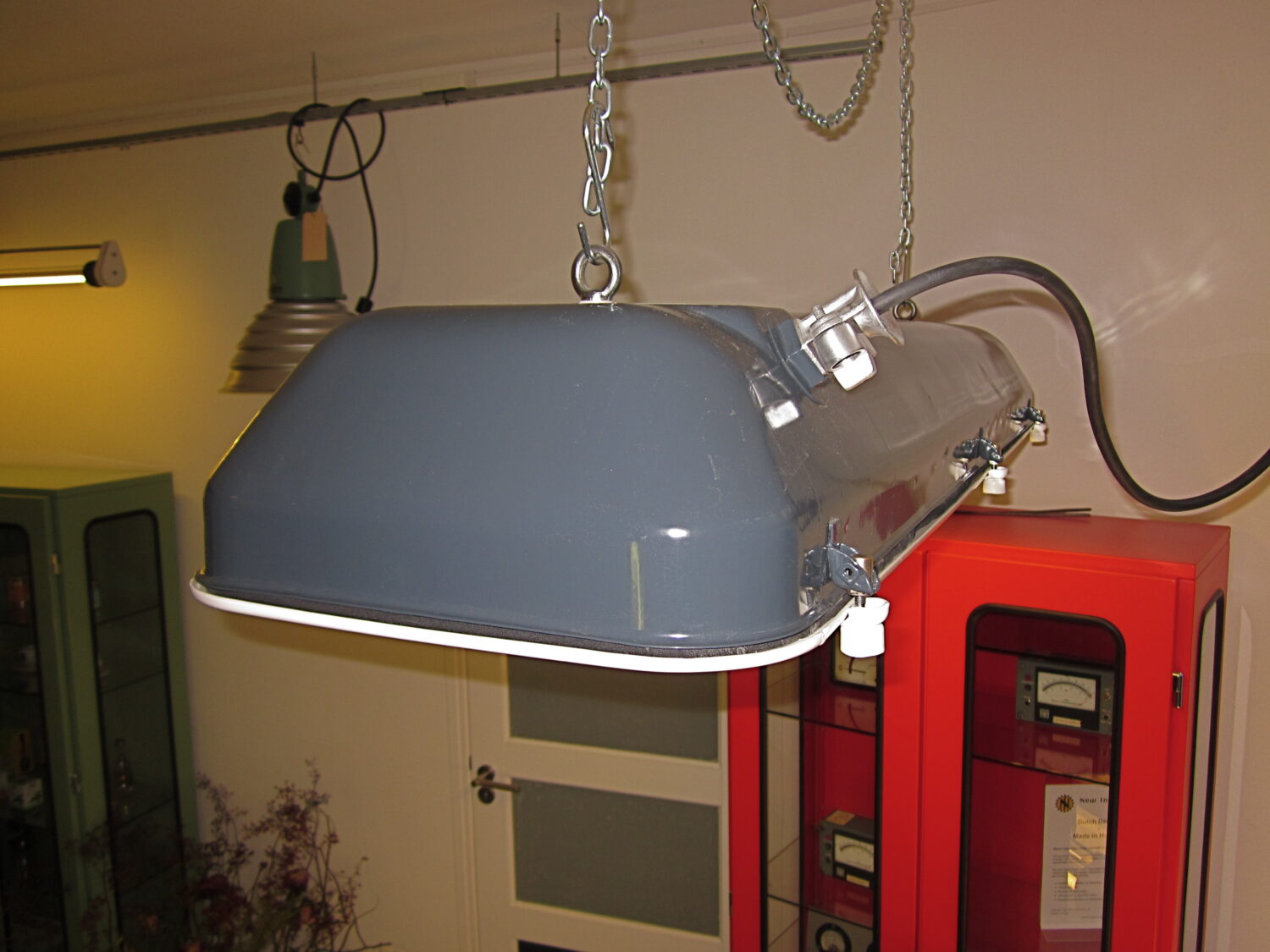 Volledig gerestaureerde bunkerlamp, industriële hanglamp met 5 jaar garantie. Verkrijgbaar in elke RAL kleur en met 3 DIMBARE led tl buizen in bv. warm wit.