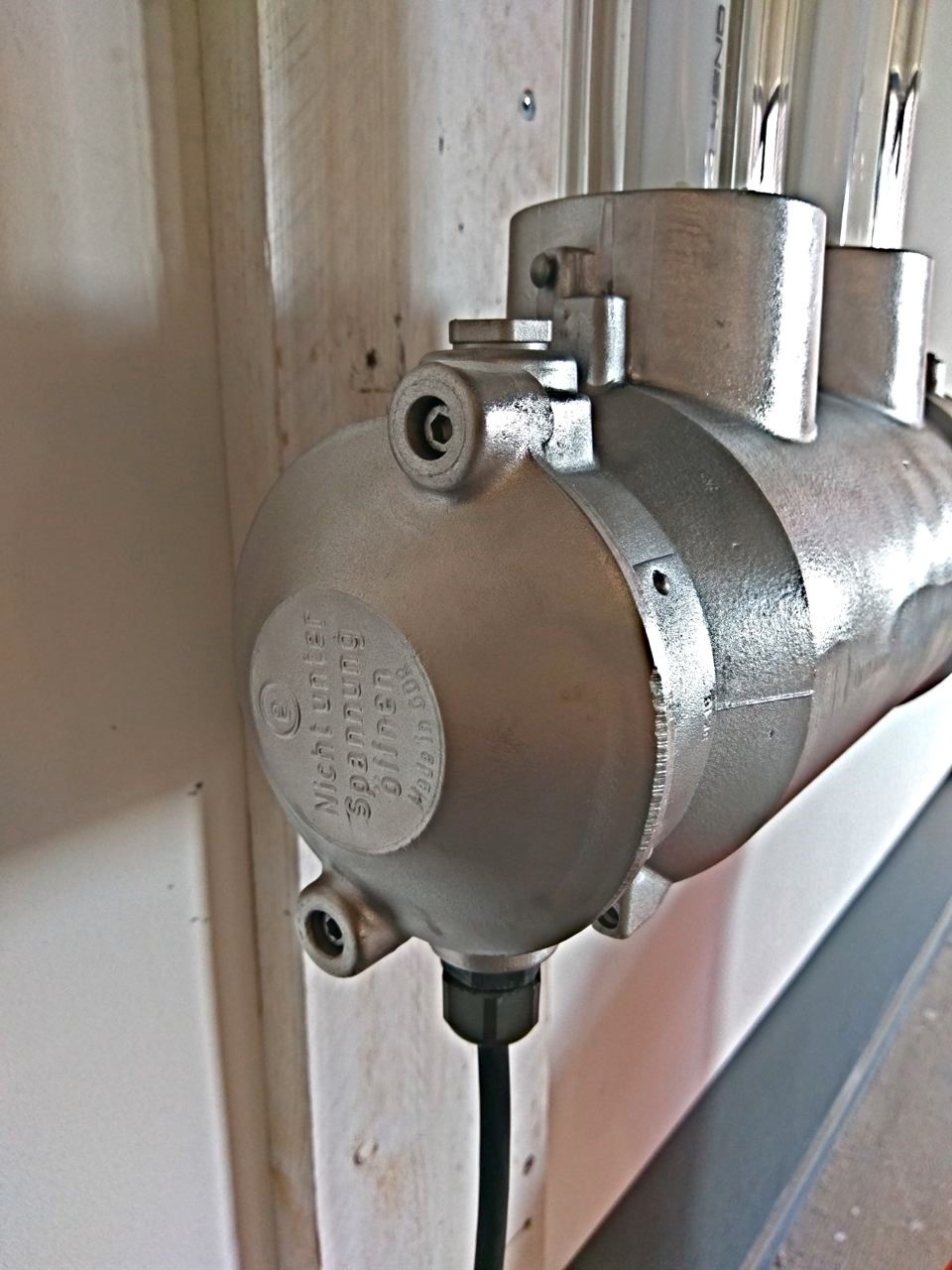 Industriële lamp, bunkerlamp met zuinige, duurzame en dimbare led tl buizen in sfeervol warm wit of in cool wit. Wij geven 5 jaar garantie op de led buizen.