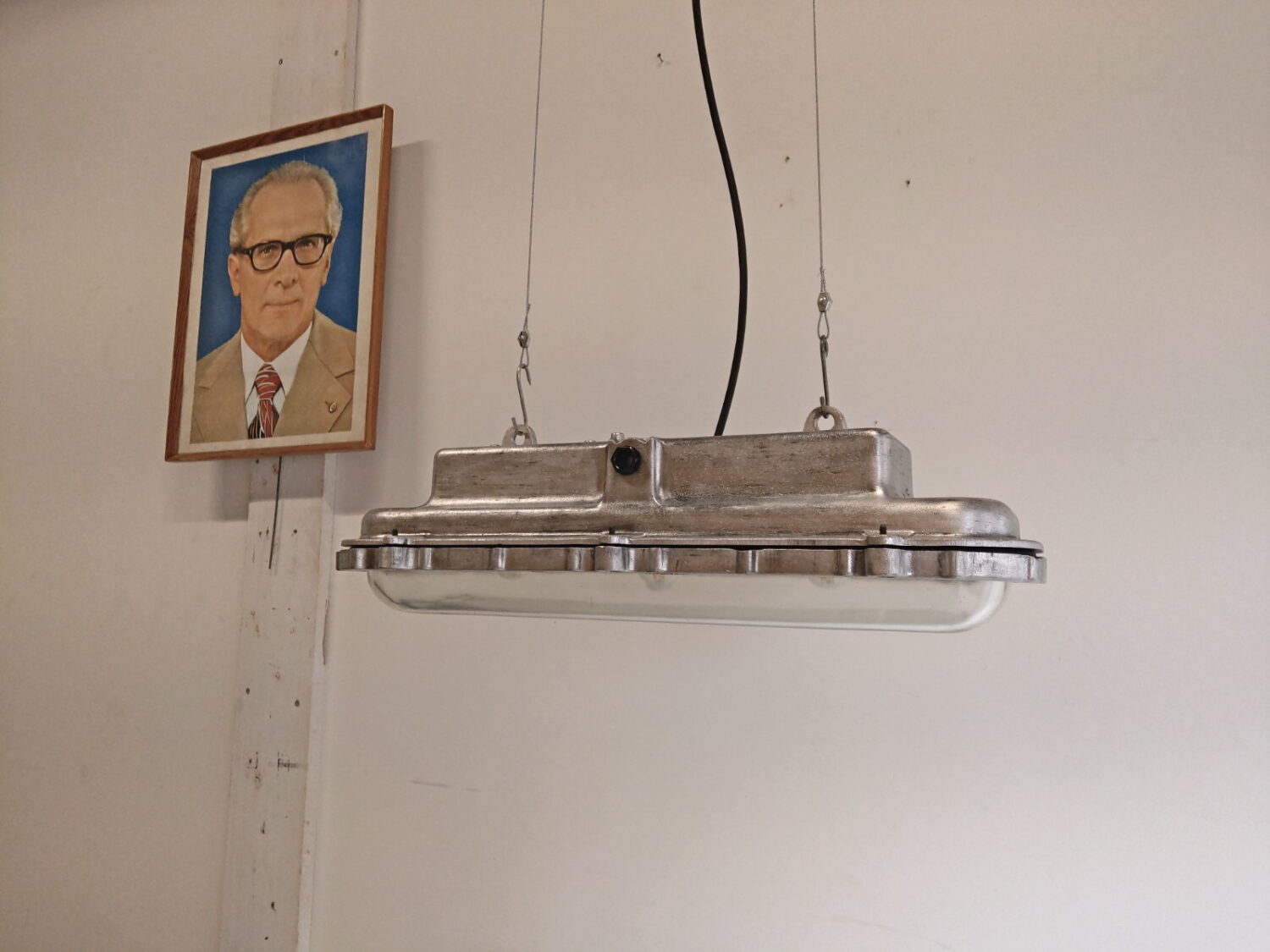 Authentieke industriële hanglamp, vintage designlamp, ook wel U-Boot genoemd. Deze lamp is voorzien van DIMBARE LED lampen in ‘warm wit’, en nieuw bekabeld.