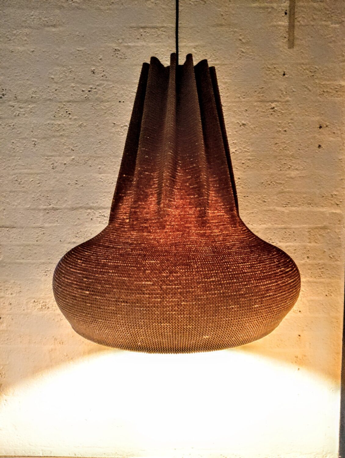 Hanglamp karton Paper-Glow Corona 55. Deze duurzame designlamp van gerecycled karton wordt voor u volledig met de hand gemaakt. Hierdoor is elke lamp uniek.