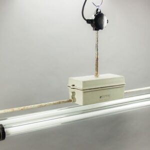 Industriële lamp, bunkerlamp in mooie vintage staat en 5 jaar garantie. De zuinige en dimbare led tl buizen geven een sfeervol warm wit licht. D.D.R. design
