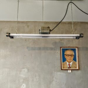 Industriële lamp, Bauhaus lamp, in mooie vintage staat met 5 jaar garantie op de dimbare led tl buizen. Deze DDR designlamp is een super eyecatcher in huis.