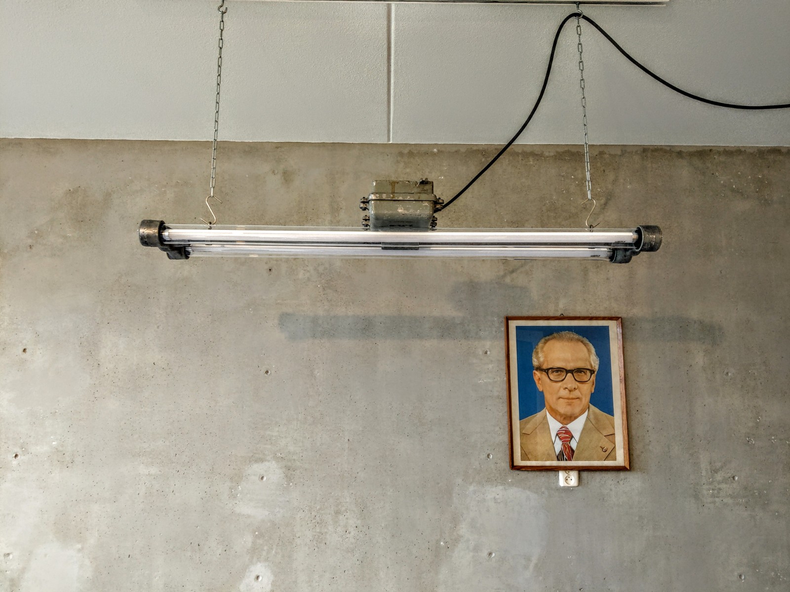 Industriële lamp, Bauhaus lamp, in mooie vintage staat met 5 jaar garantie op de dimbare led tl buizen. Deze DDR designlamp is een super eyecatcher in huis.