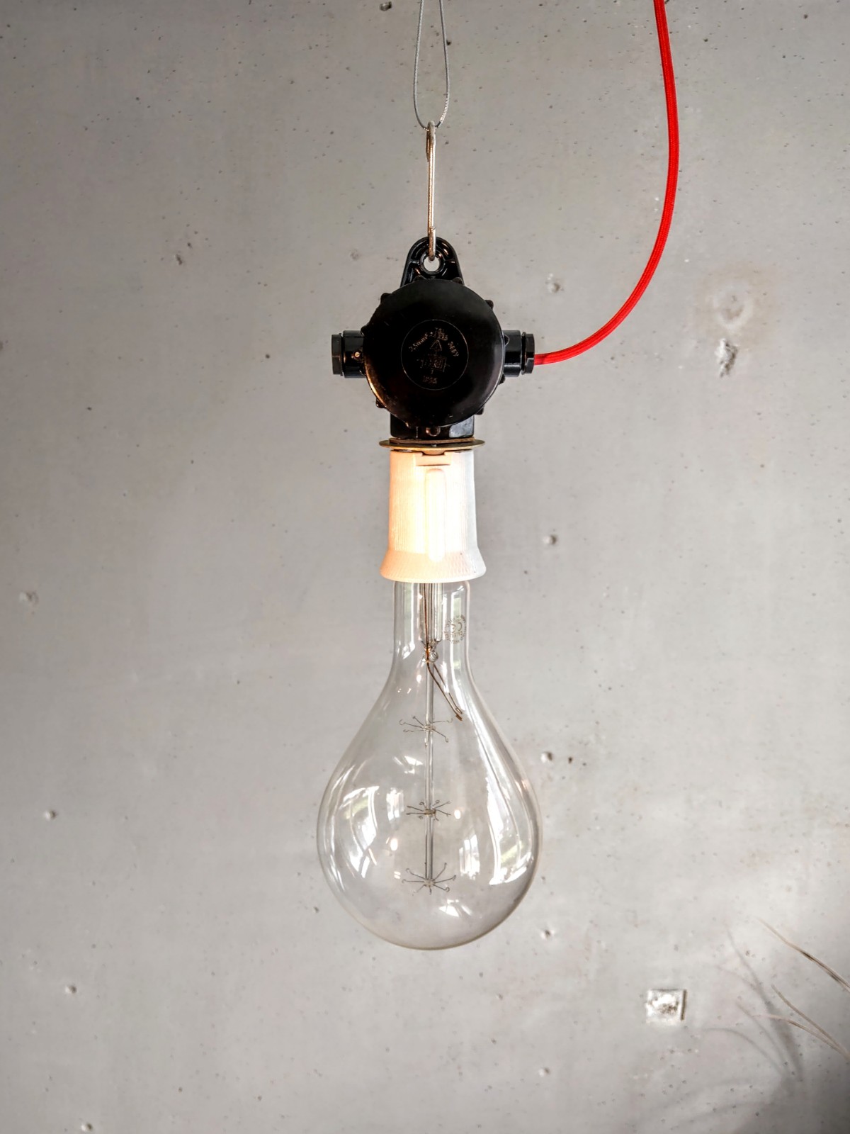 Minimalistische industriële lamp uit de jaren '60 met bakelieten ophanging en grote porceleinen fitting.