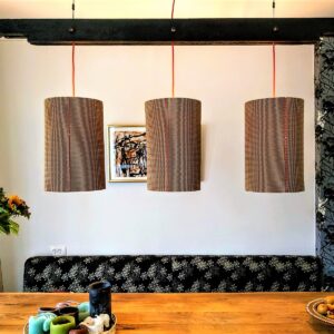 De designlamp hout en karton van 100% gerecycled hout en karton wordt voor u volledig met de hand gemaakt. Het hout is bewerkt volgens 'Shou Sugi Ban'.