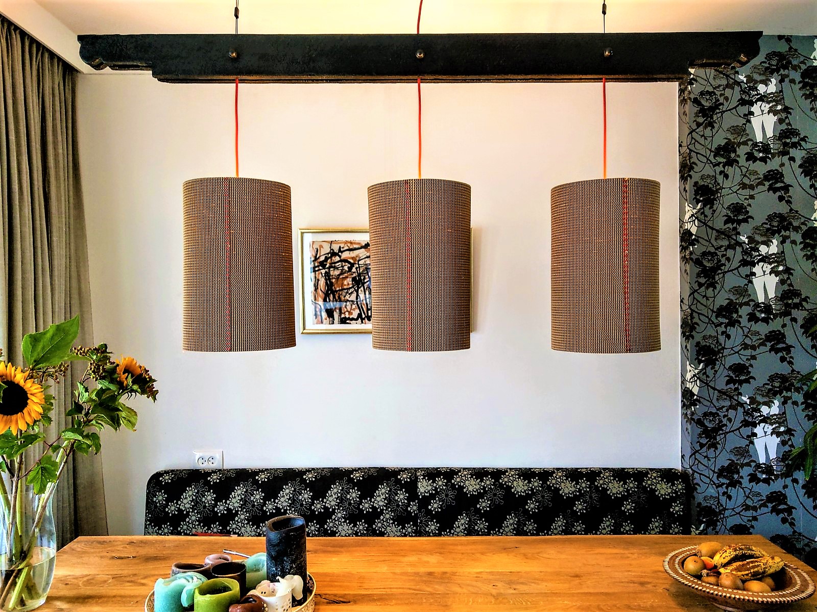 De designlamp hout en karton van 100% gerecycled hout en karton wordt voor u volledig met de hand gemaakt. Het hout is bewerkt volgens 'Shou Sugi Ban'.