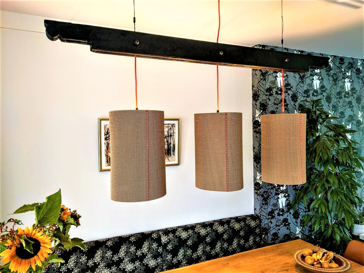De designlamp hout en karton van 100% gerecycled hout en karton wordt voor u volledig met de hand gemaakt. Het hout is bewerkt volgens 'Shou Sugi Ban'.