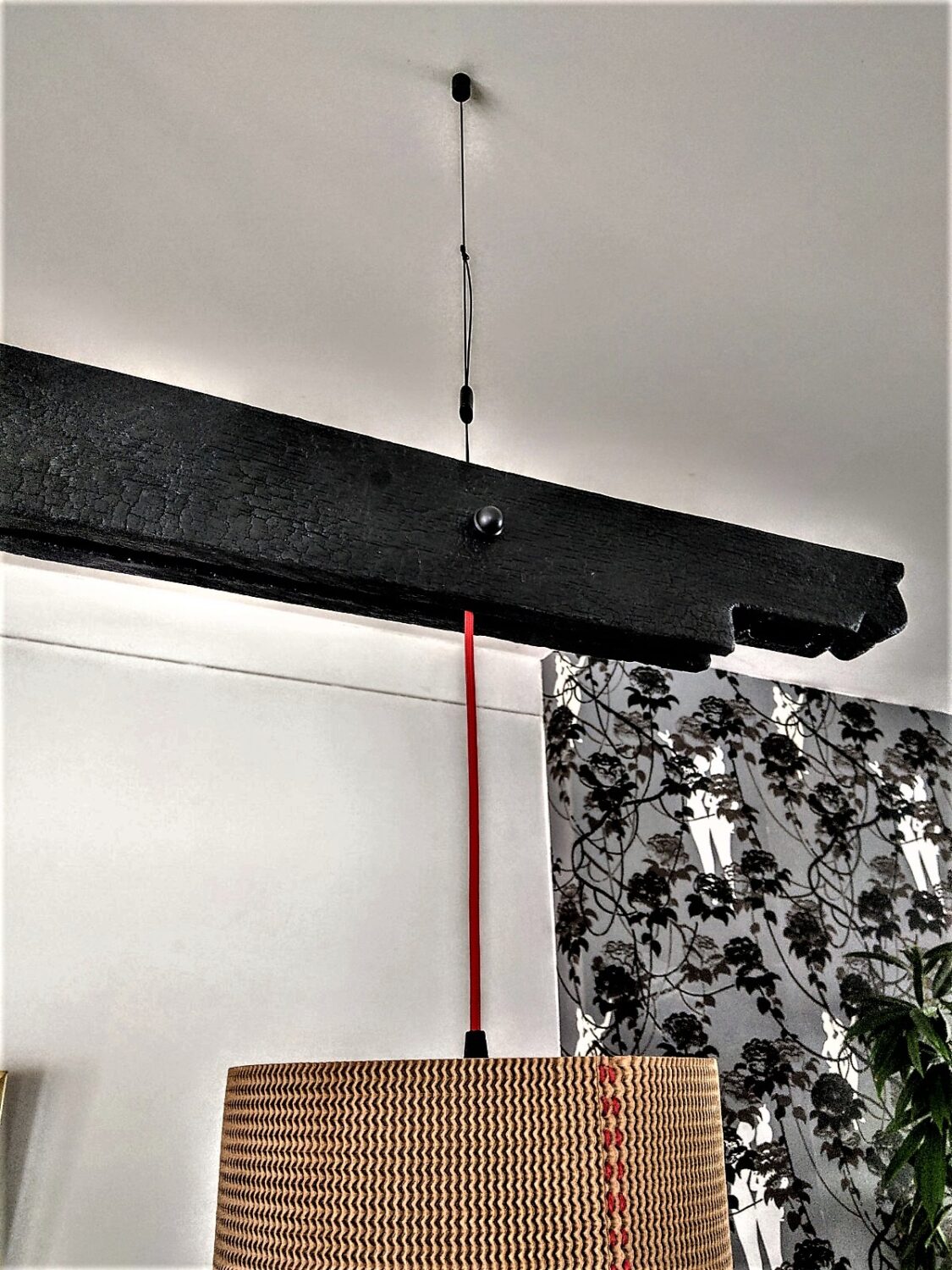 De designlamp hout en karton van 100% gerecycled hout en karton wordt voor u volledig met de hand gemaakt. Het hout is bewerkt volgens 'Shou Sugi Ban'.