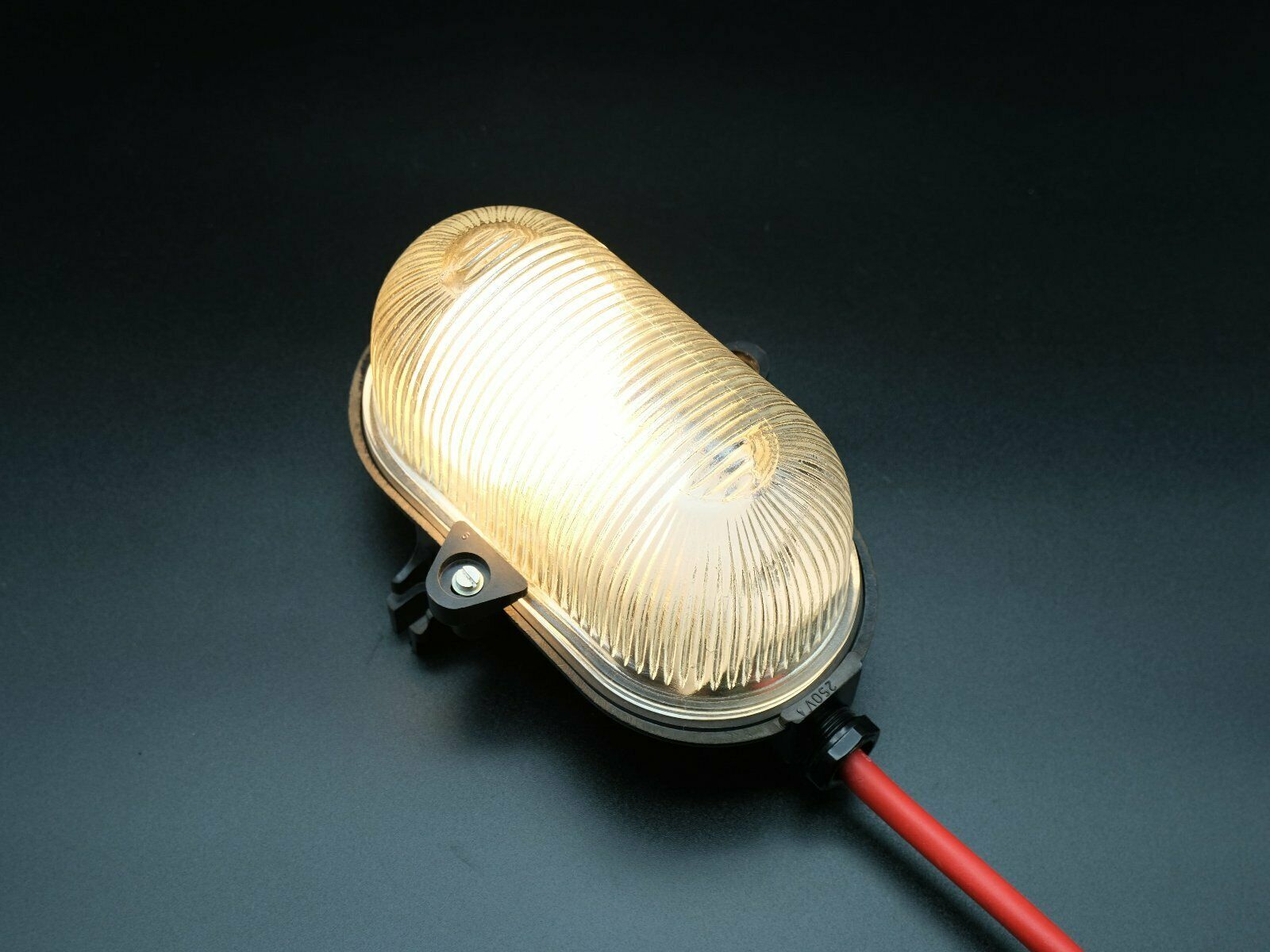 Bakeliet bunkerlamp, kelderlamp, jaren '50 - '60 uit onverkochte voorraad van bakeliet en geperst glas.